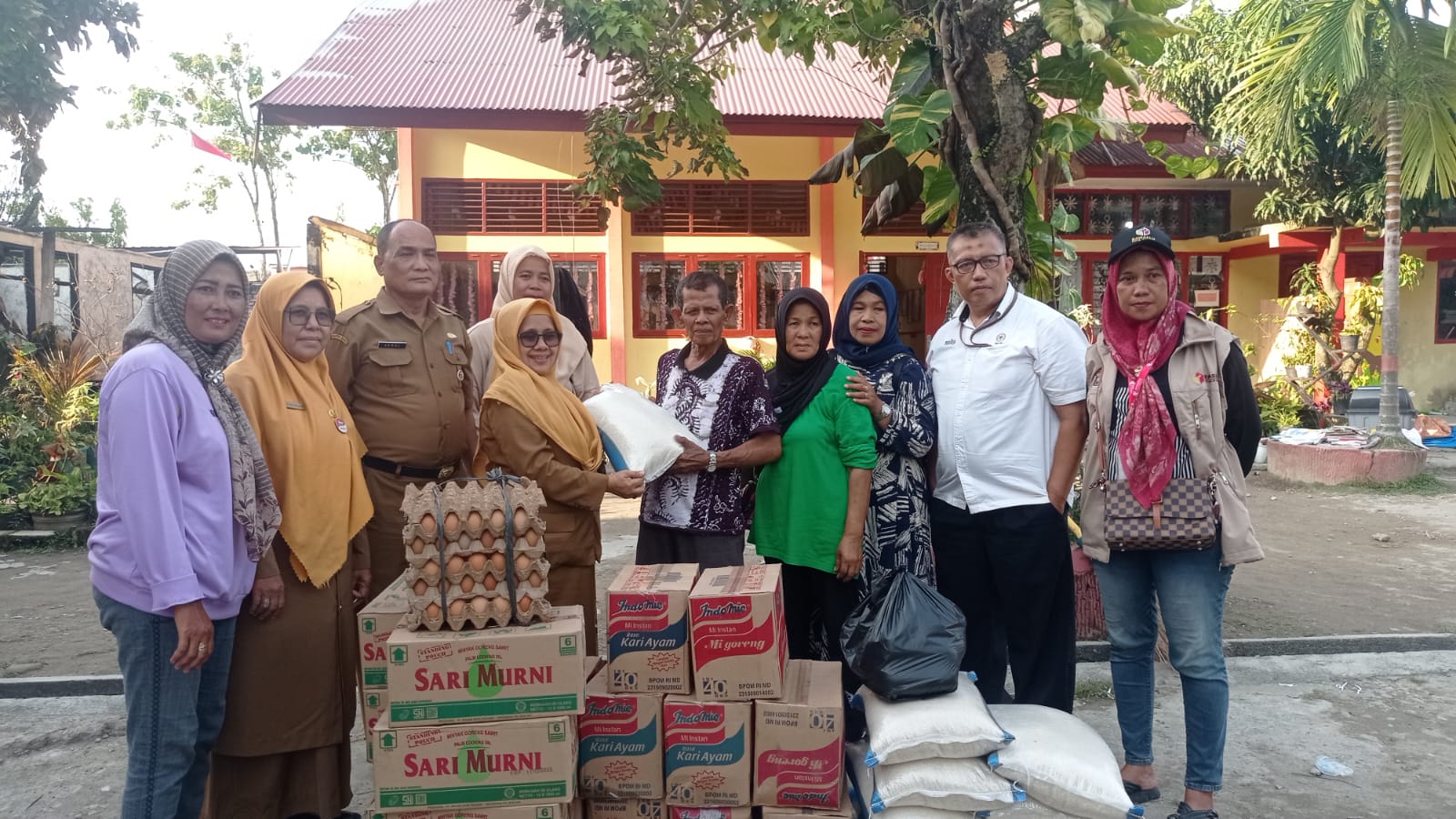 Rusdi, Penjaga SDN 37 Pagambiran, Kecamatan Lubuk Begalung, Kota Padang,menerima bantuan dari PT. semen Padang, Senin (12/2/2024) sore
